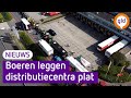 Boeren blokkeren met trekkers distributiecentra