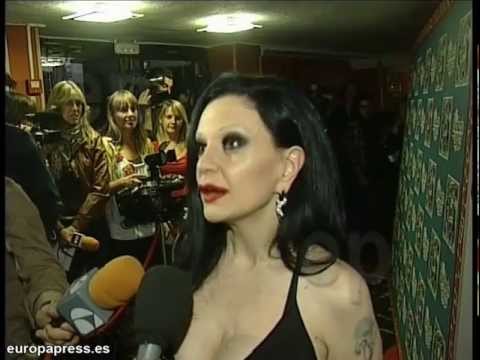 Alaska zanja la polémica con Alejandro Sanz