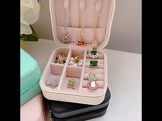 Vídeo relacionado con SONGMICS Colección GISELLA - Caja Joyero de Viaje, Caja de Joyas Pequeña, Navidad, 2 Niveles, Joyero Portátil, para Accesorios Grandes, Idea de Regalo, 11,6 x 16 x 7,5 cm, Blanco Nube JBC166W01