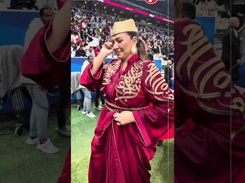 أسما لمنور بالقفطان المغربي تذرف الدموع بعد أداء النشيد الوطني في نهائي كأس العرب 2025