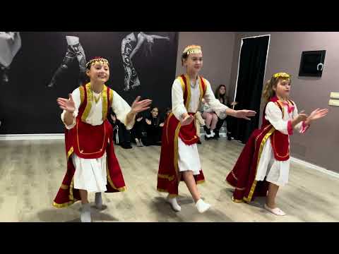 Si të kërcejmë "Vallen e Katjushkës",mësojmë hapat bazë bashkë.