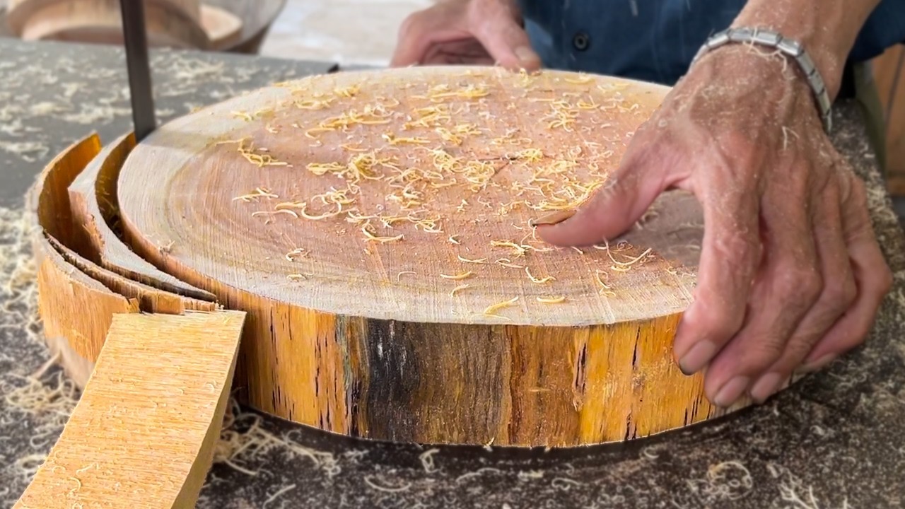 Rustic Chic: Eucalyptus-ly Amazing DIY Table// Upcycle Tree Slabs into a Show-Stopping Coffee Table