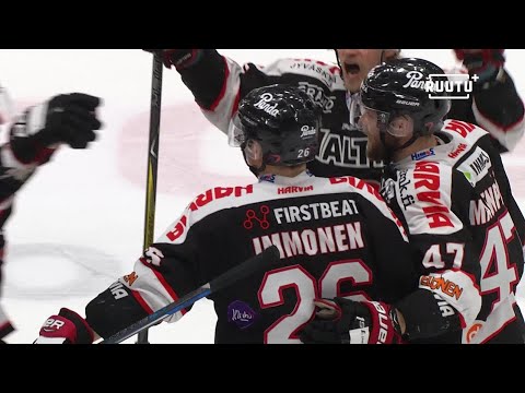 Jarkko Immonen pommittaa kiekon ylänurkkaan – juomapullo saa kyytiä