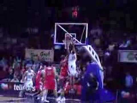 05 17-10-07 BCO-Charleroi - Chuck Davis dunkt zijn rebound b