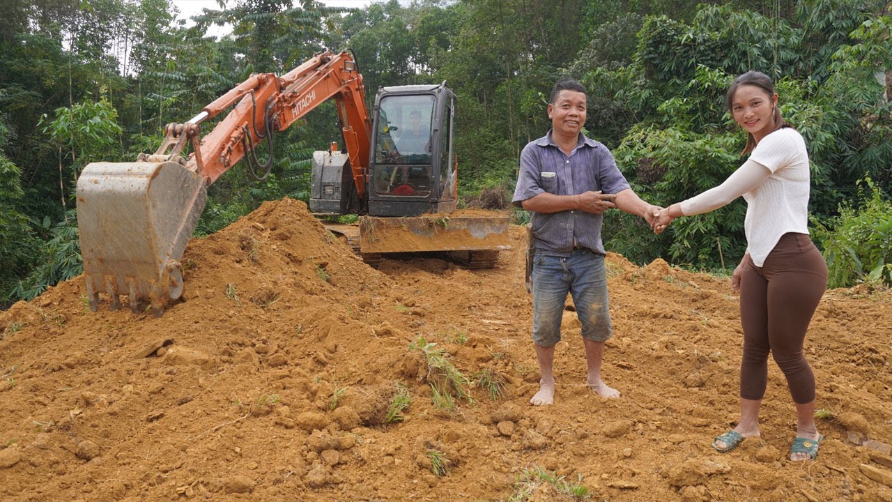TIMELAPSE: Help the poor man build a new house - Excavator digs the ground - Green forest life