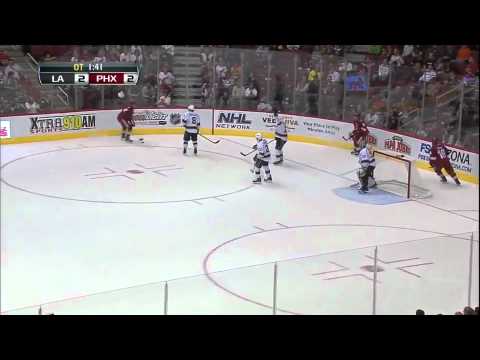 Johnathan Quick awesome split save vs Coyotes (Oct 29, 2011)