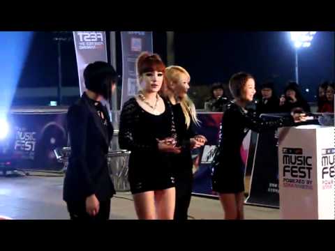 [FANCAM] 110219 2NE1 @ DAUM-MTV mufest 2011 (Red Carpet)