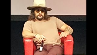 Jason Momoa at Paris-Manga answering some questions... 