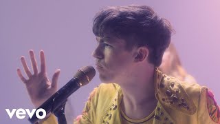 Kadr z teledysku Beautiful Faces tekst piosenki Declan McKenna