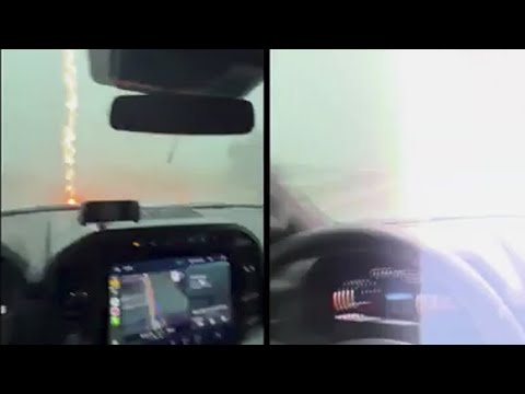 Fulmine colpisce il cofano di un auto in corsa, video del momento dell'impatto #videovirale