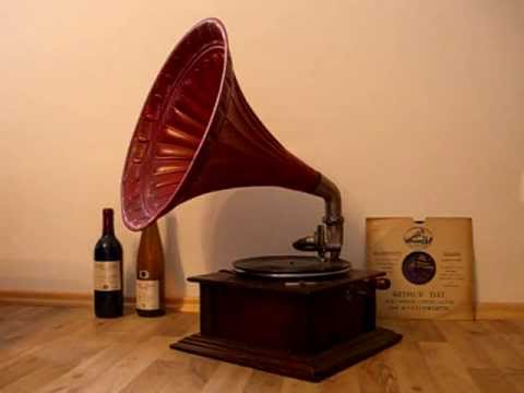 Grammophon playing It´s a long Way to Tipperary "Das Boot" phonograph