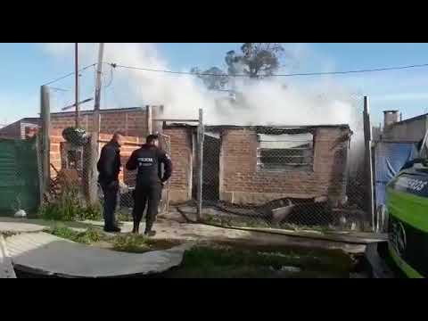 Se incendió una casa en barrio Malvinas y una familia perdió todo