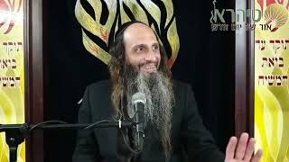 הרב מאור קריו   חנוכה   הניצוצות של הפשוטים (הרב מאור קריו) - התמונה מוצגת ישירות מתוך אתר האינטרנט יוטיוב. זכויות היוצרים בתמונה שייכות ליוצרה. קישור קרדיט למקור התוכן נמצא בתוך דף הסרטון