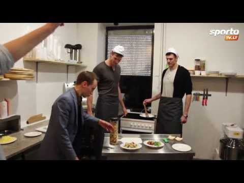 Broliai Lavrinovičiai pokštų nestokoja ir gaminant "Cezario" salotas