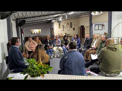 Levratto mantuvo reuniones con feriantes, vecinas y vecinos de Young