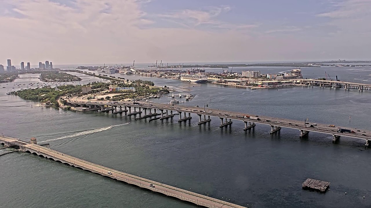 Live webcam view of Puerto de Miami y MacArthur Causeway