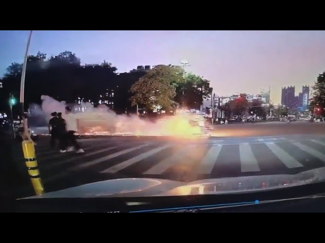 Hombre se convierte en 'bola de fuego' tras explotar su bicicleta eléctrica en plena carretera