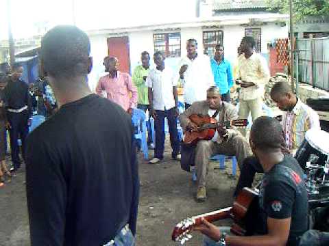 Mike Kalambay et Fr Golly Imengo et les chantres en repetition a kinshasa