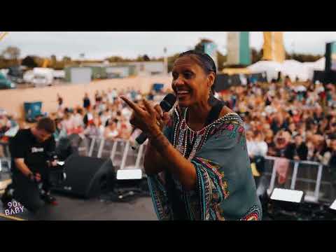 Julie McKnight Steals The Show At 90s Baby 😍💃