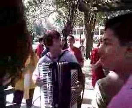 dorotic svira harmoniku zadnji dan skole