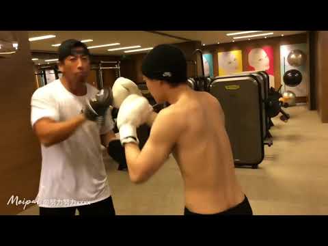 190617 Zhang Yixing Lay - Yixing’s weibo update : Relaxing a little, flaunting a bit~ Honey Honey🐝