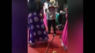 Download lagu Tercyduk Keasyikan joget dan nyawer di panggung, bapak ini dilabrak istrinya mp3