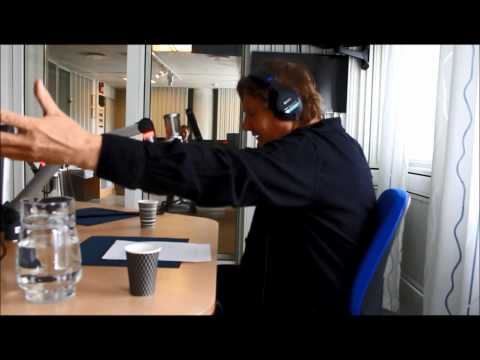 Roger Wilson och Johan Rabaeus spelar upp en scen ur Den Girige