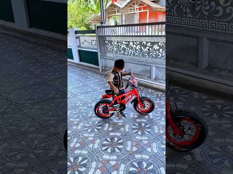 Kaya ada suara motor druk. Ternyata sepeda ajmal di kasih botol jadi bunyi.