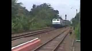 preview picture of video 'Kereta argo wilis _ stasiun kawunganten .3gp'