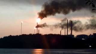 preview picture of video 'Preemraff Oil Refinery Flaring during Power Failure'