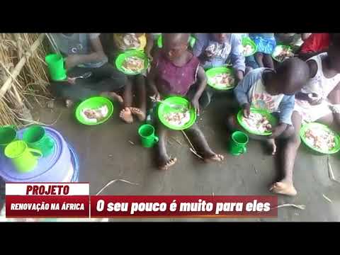 Crianças orando antes de comer na África em Dondo (Moçambique)