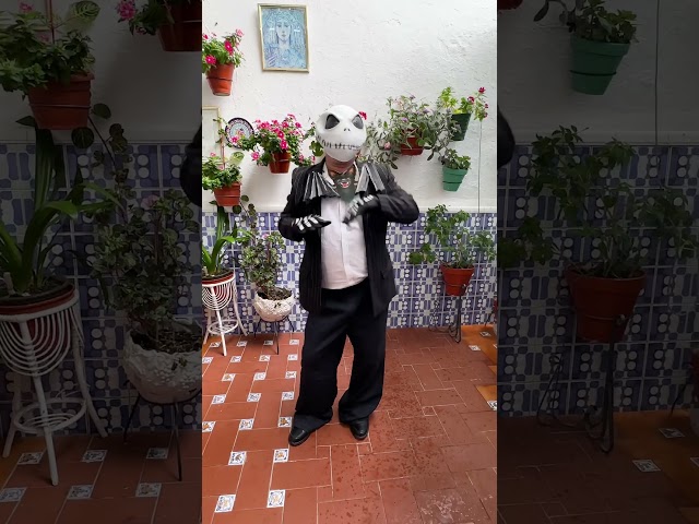 Vídeo relacionado con JSTHHTT 4 Pcs Conjunto de disfraz de juego de rol para adultos, bufanda a rayas, peluca calva, sombrero, nariz falsa, Accesorios de disfraz de cosplay de Halloween