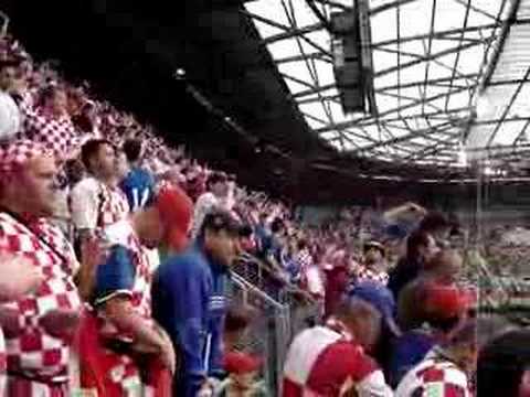 navijači hrvatske pjevaju..."bježite ljudi, bježite..."