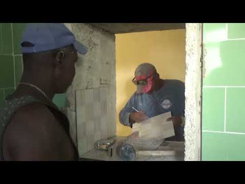 Laboran en remodelación de policlínico en Bahía Honda