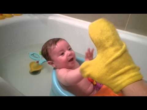 Сладко бебе се къпе