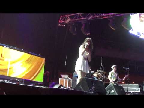 Latin Bitman y Francisca Valenzuela  Help Me lollapalooza chile 2011