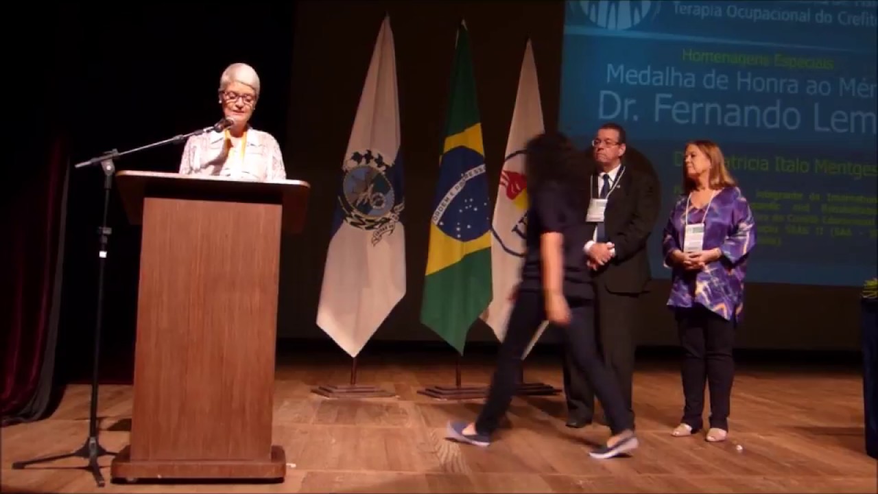 Medalha de Honra ao Mérito do Crefito 2 concedida à Dra. Patricia Italo Mentges Recebendo a