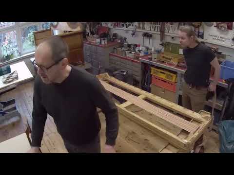 In diesem Video seht ihr, wie der Sitz des Sofas seine Polsterung erhält