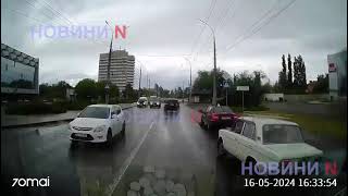 У Миколаєві «Жигулі» влаштували ДТП із трьома автомобілями: відео моменту аварії