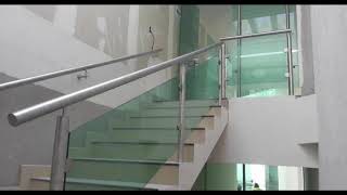 Escaleras con Baranda en acero inoxidable y Vidrio Templado - VAPSA PANAMA