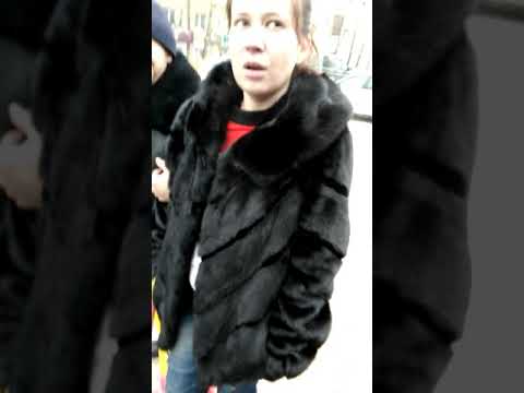 Буйная девушка разбила 3 машины ногами и молотком в Иркутске