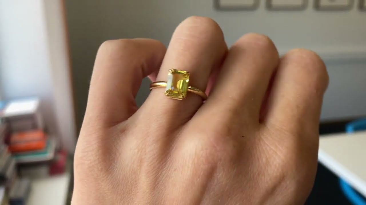 Кольцо с прямоугольным желтым сапфиром 1.95 карата