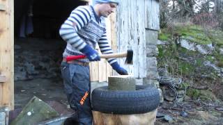 preview picture of video 'Effektiv Vedkløyving med Øyo øks. kløyveøks super.Splitting Log/ Firewood. Yxa'