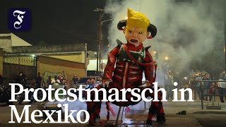 Abgeschobene Migranten verbrennen Trump-Piñata