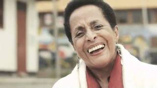 Calle 13 - Latinoamérica -  LA TIERRA NO SE VENDE