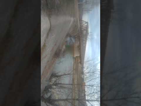 la podul de fier la Onești un de aruncă gunoaie