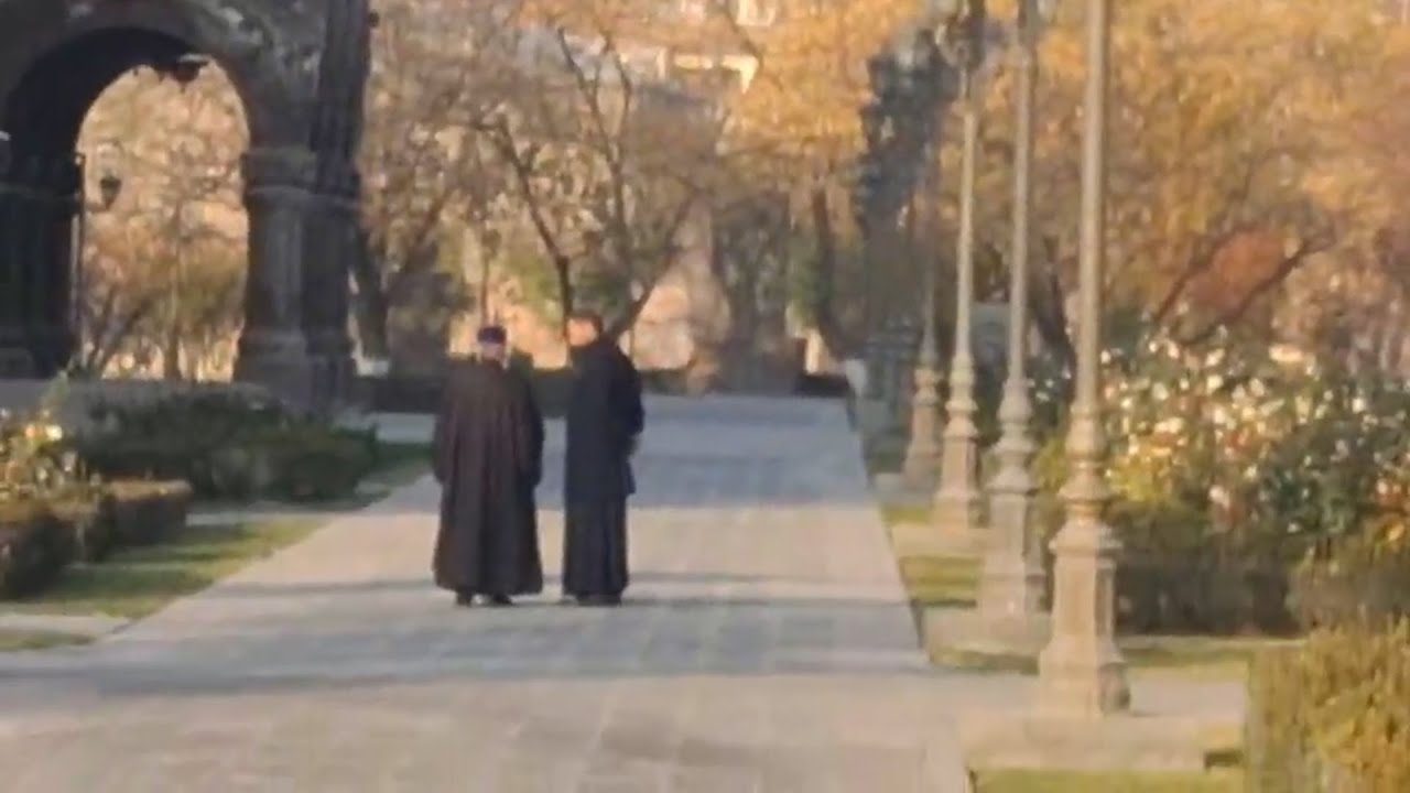 Ժողովն ավարտվել է. Վեհափառը շրջում է վեհարանի տարածքում