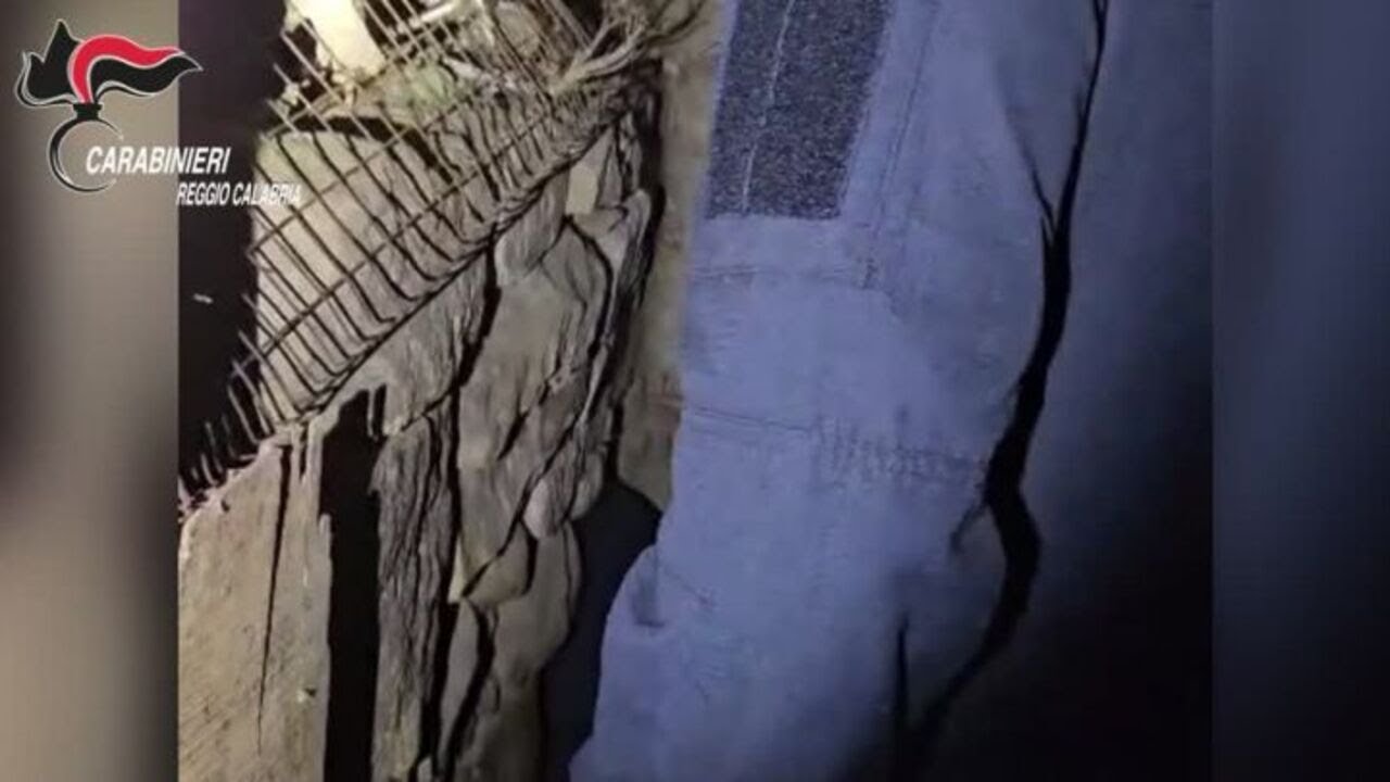 Reggio Calabria, scoperto bunker sotterraneo con piantagione di marijuana