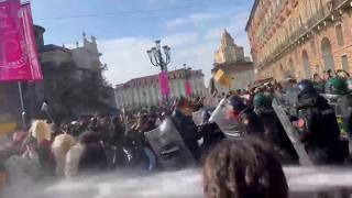 In piazza Castello cariche davanti alla Prefettura: due feriti e due fermati