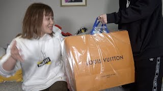 ブランド品のプレゼント貰った時の反応がヒカルくんのチャンネル見てると普通に慣れてたけどよく考えるとこれが普通の反応((語彙力)) - エミリン登録者100万人記念でウーバーイーツ頼んだらルイヴィトン届くドッキリww